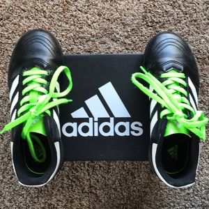 Adidas Size 2 Boys Soccer Shoes